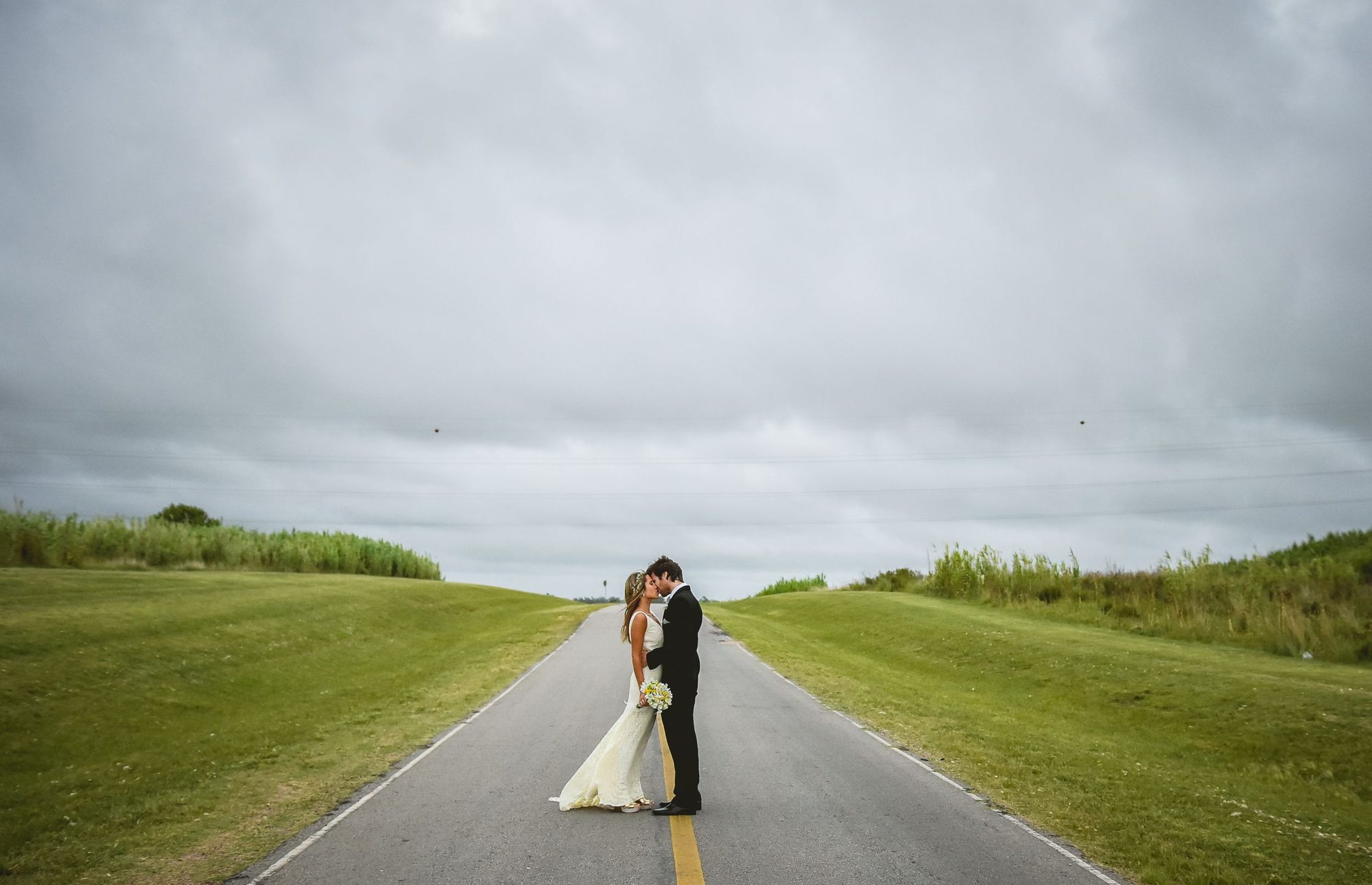 Novios en medio de un camino rural