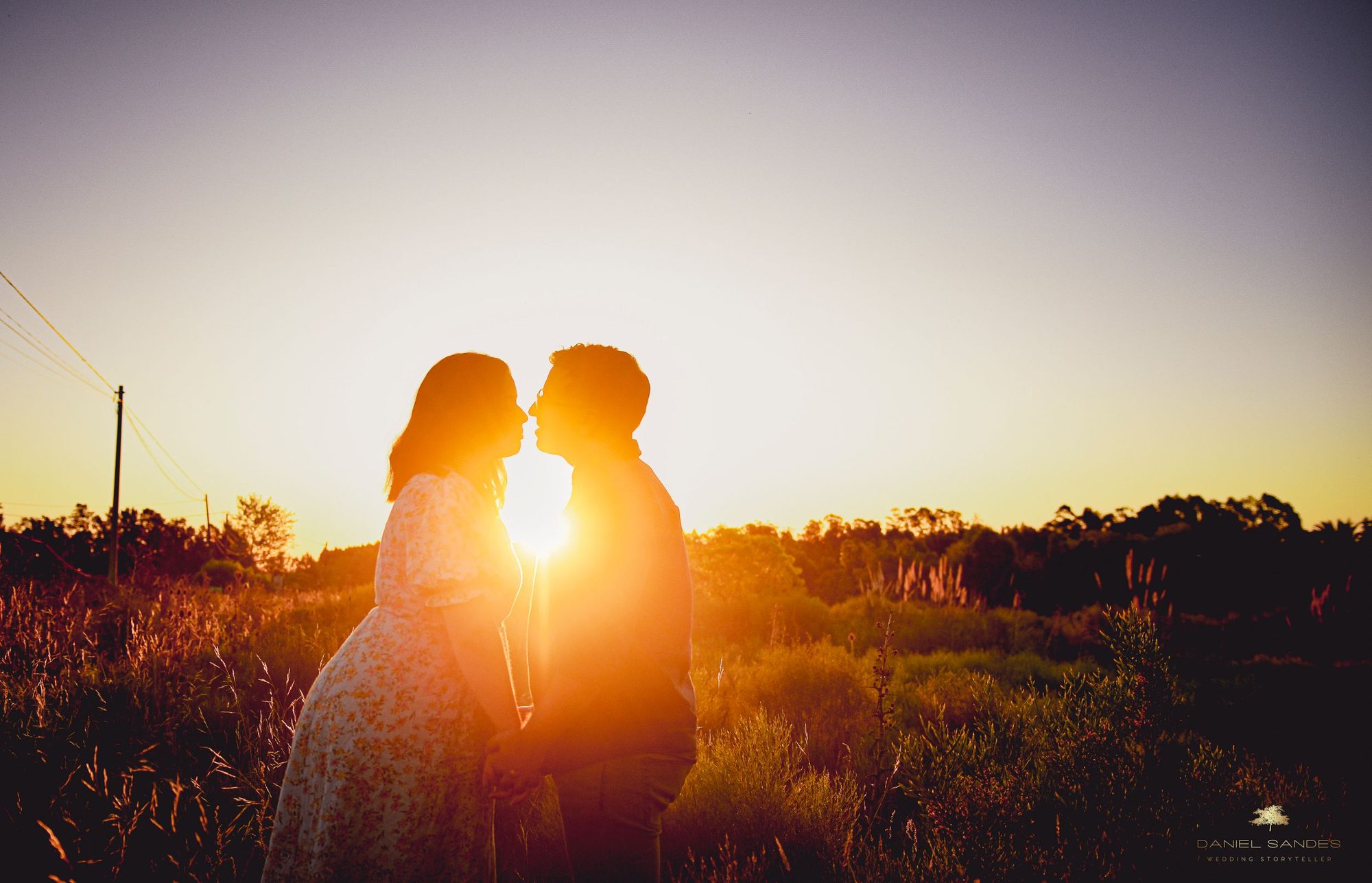 Pareja a contraluz al atardecer en el campo