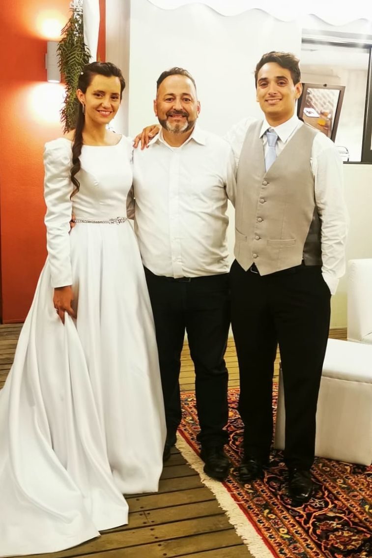 Daniel junto a una pareja de novios