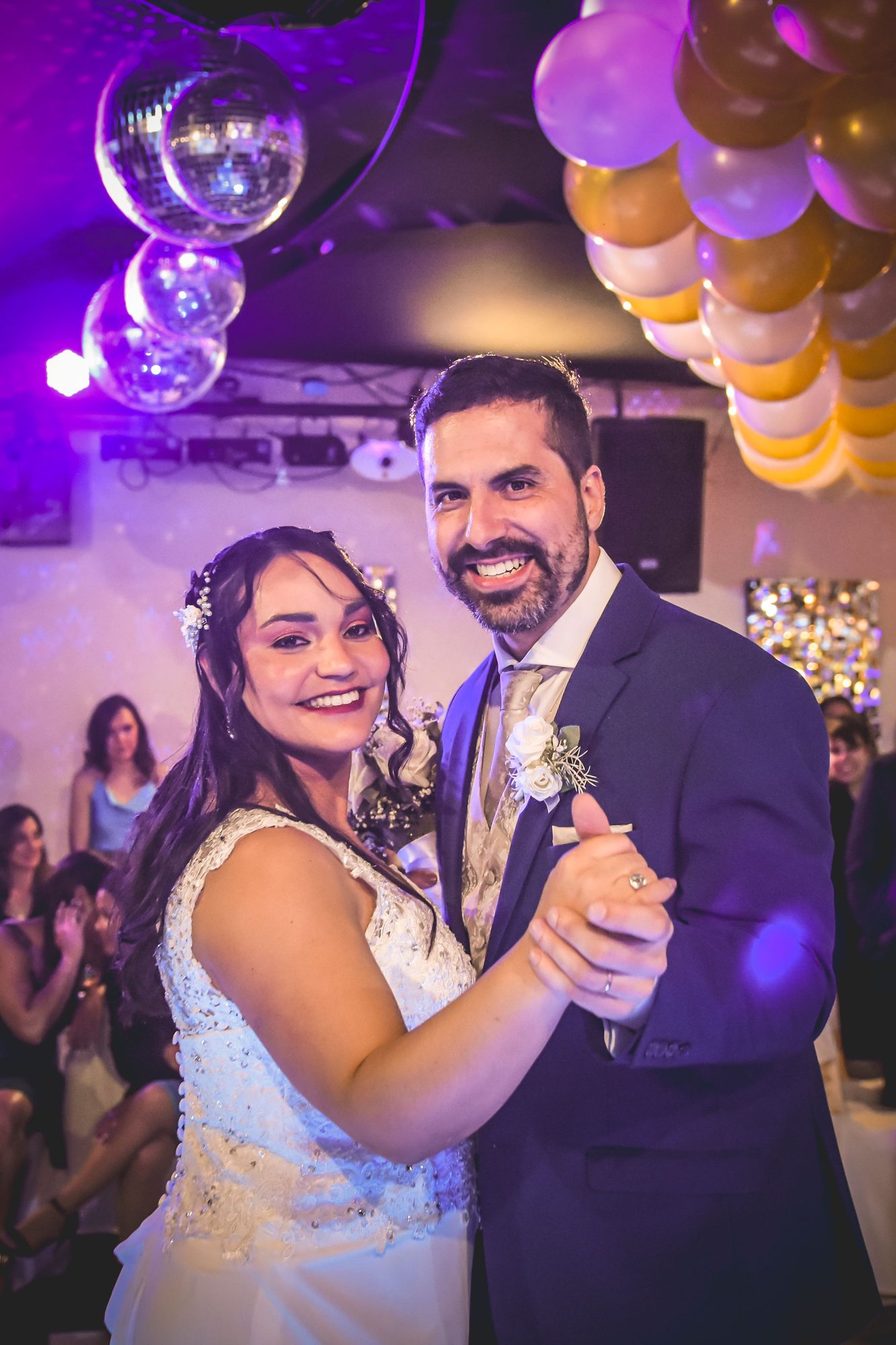 Novios bailando en la fiesta bajo globos