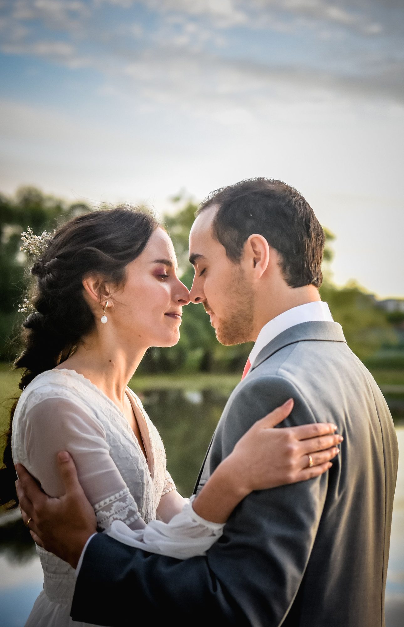 Novios abrazados junto al lago
