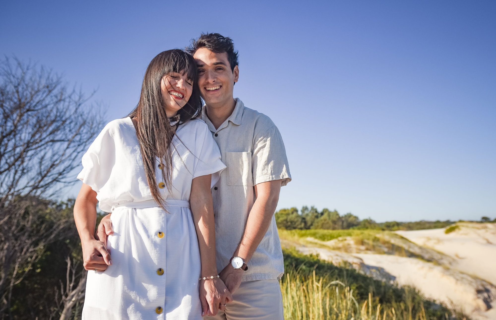 Pareja abrazada en los médanos